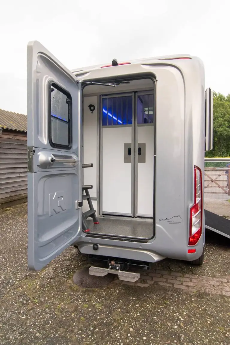 Achteraanzicht van een Horsetruck Wilp paardenvrachtwagen met open deur naar de zadelkamer