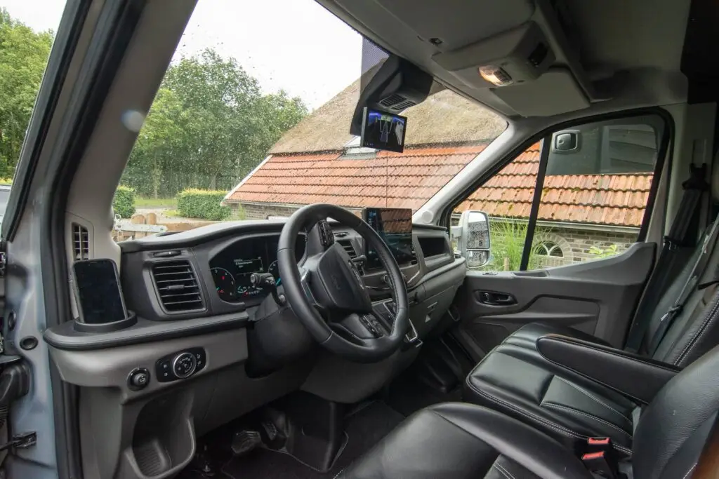 Overzichtsfoto van de cabine van een Horsetruck Wilp paardenvrachtwagen met stoelen, dashboard, en technologie